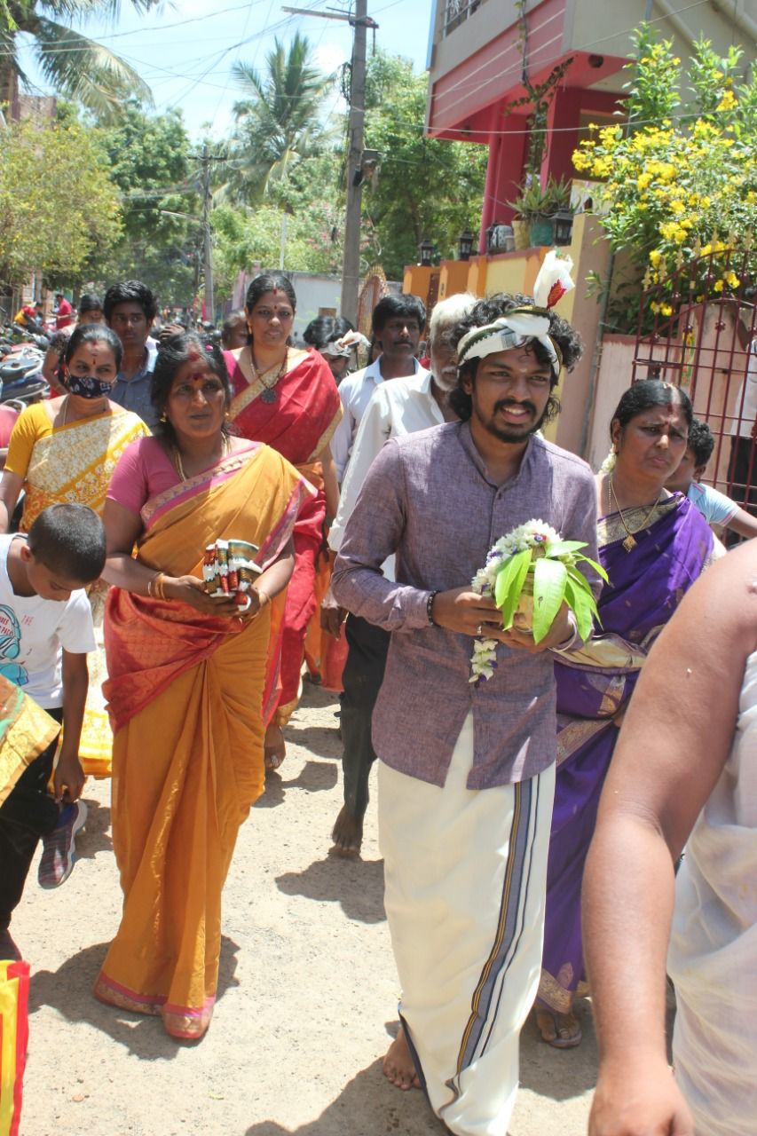 சாய்பாபா சன்னதியில் சுமங்கலிப் பெண்களுக்கு வஸ்திரம் வழங்கிய ஸ்ரீராம்